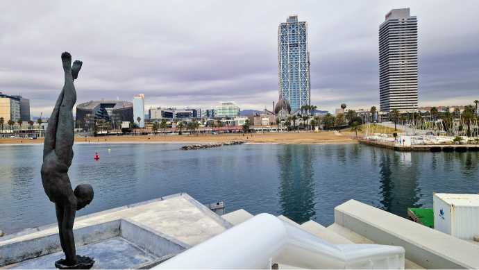 Del Port Olímpic a l’Hotel Vela i bus nàutic fins a Colom